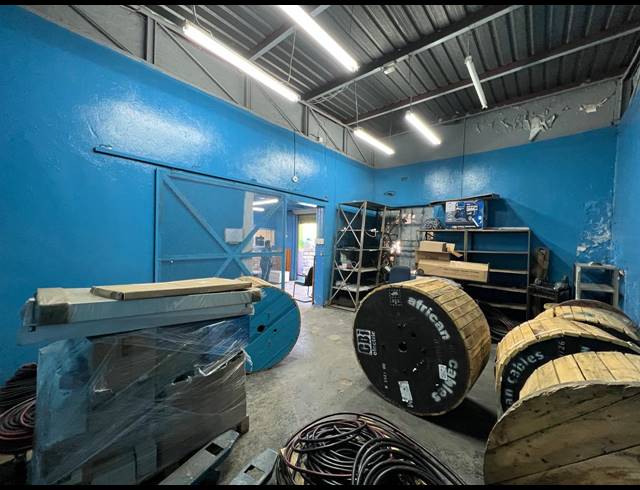 1,300M² WAREHOUSE TO LET IN FERNDALE